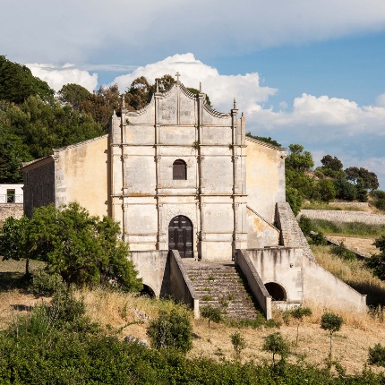 Ordini di colonne sovrapposte scandiscono lo spazio del prospetto verticalmente (foto Ivo Piras)