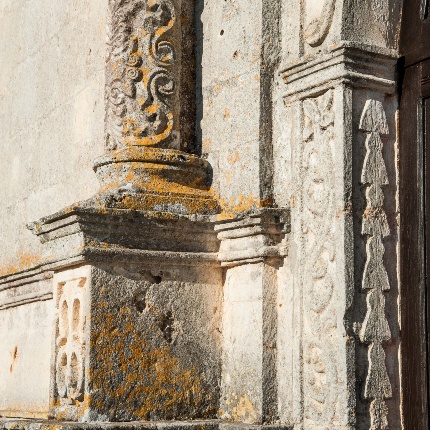La facciata è partita da ordini di colonne sovrapposte, riccamente decorate (foto Ivo Piras)