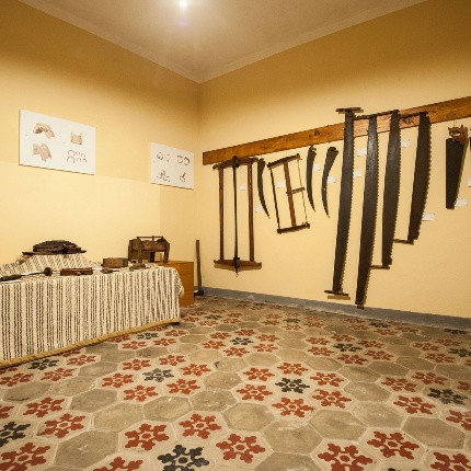 Collection of agricultural tools like saws and scythes (photoIvo Piras)