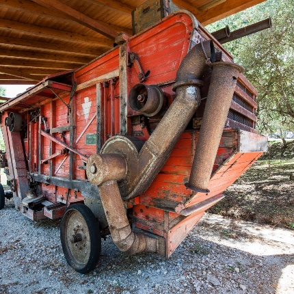 In the adjacent garden, ancient agricultural machines are housed, such as a 1950 thresher. (photoIvo Piras)