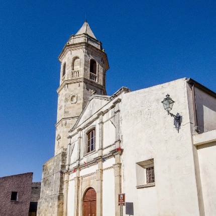 Overlapping orders of fluted pilasters rhythmically mark the vertical space of the facade (photoAngelo Marras)