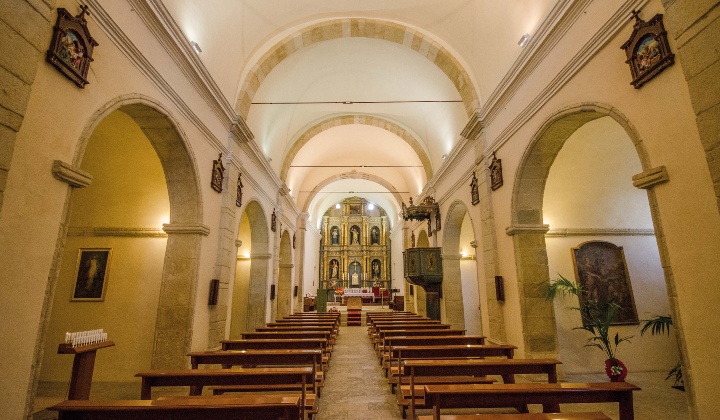 Central nave marked by transverse arches