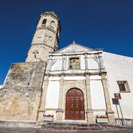 The façade features a portal with a full-arch discharge and in axis, in the median surface, a window opens. (photoAngelo Marras)