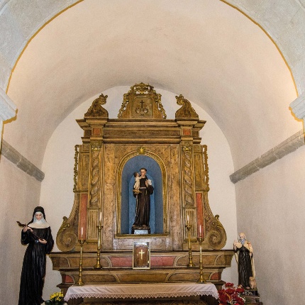 Polychrome wooden altar housed in one of the side chapels (photoAngelo Marras)