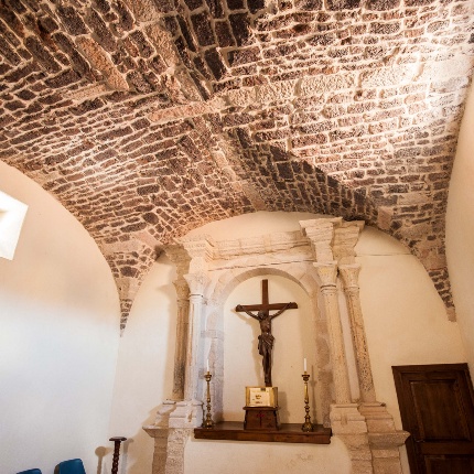 The apsidal area, with a square plan, is finished with a groin vault and contains a stone altar with columns. (photoIvo Piras)