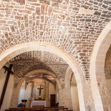 The layout is a single longitudinal nave, divided into two bays covered with cross vaults, with two small side chapels joined that have barrel vaults. (photoIvo Piras)