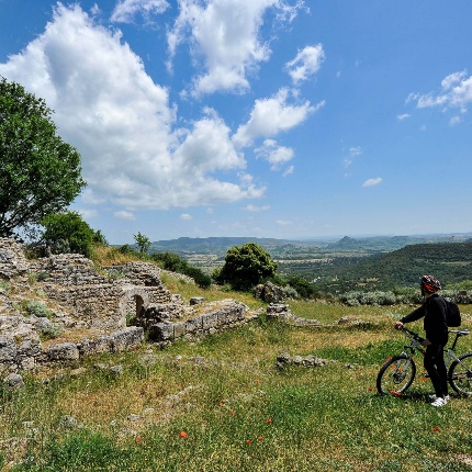 La poderosa cinta fortificata, a protezione del borgo e del castello, si snodava lungo il versante meridionale del colle Su Monte (foto Ivo Piras)