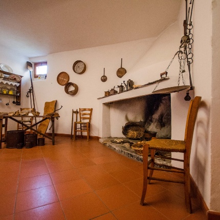 La cucina col caminetto (foto Angelo Marras)