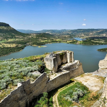 Veduta del lago e della vecchia cava dall'alto (foto Ivo Piras)