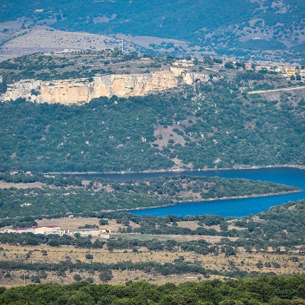 Veduta panoramica del paese e del lago (foto Ivo Piras)