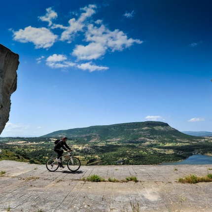 In bici con vista sul lago
