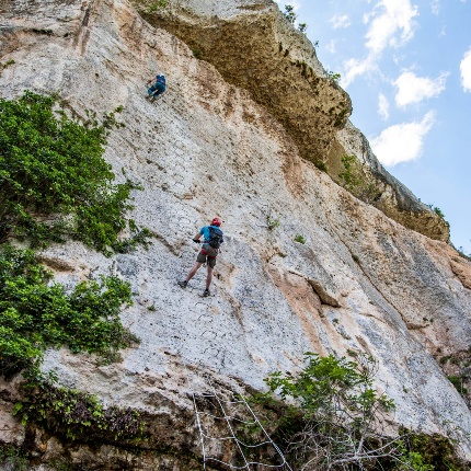La via ferrata con due scalatori in fase di salita (foto Ivo Piras)