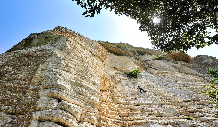 Arrampicata sportiva sulla parete rocciosa