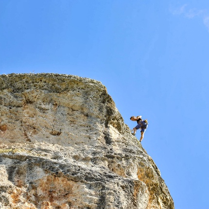Una arrampicatrice al termine della scalata della parete (foto Ivo Piras)