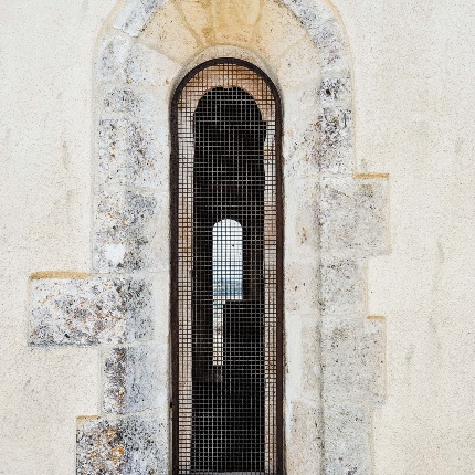 Monofora laterale analoga a quella absidale (foto Ivo Piras)