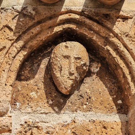Protome antropomorfa collocata in una delle lunette degli archetti (foto Ivo Piras)