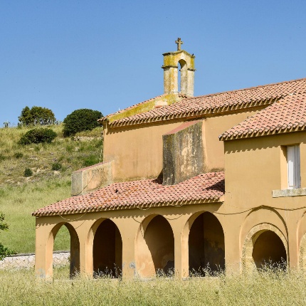 The loggia and the bell gable on the facade (photoIvo Piras)