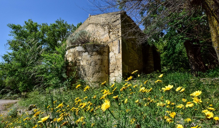 L'abside lungo il cui terminale corre una cornice sgusciata e modanata