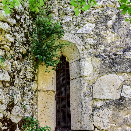 On the side walls, two elegant single-lancet windows open with a heavily inclined monolithic sill. (photoIvo Piras)