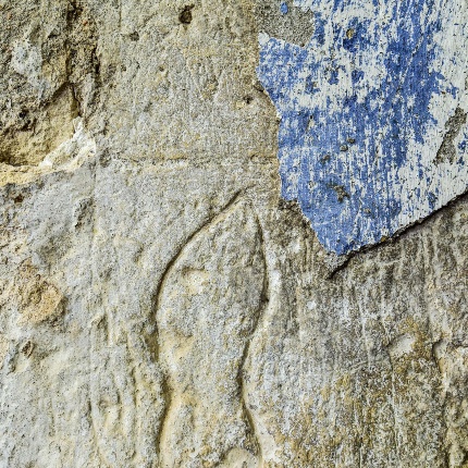 On the external walls of the building, the so-called "pilgrims' footprints" are engraved. (photoIvo Piras)