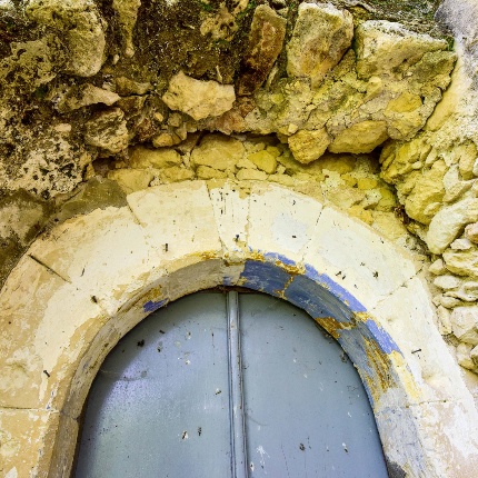 The side portal with a residue of sky-blue paint in the plaster (photoIvo Piras)