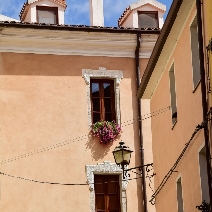Graziosa palazzina nel centro storico (foto Ivo Piras)