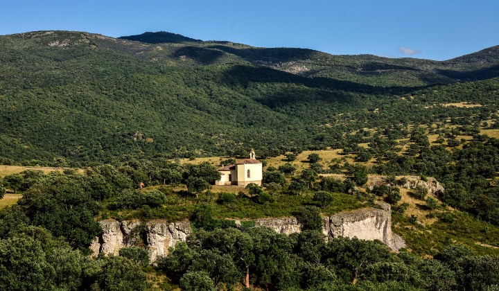 La selvaggia bellezza dell'ambiente naturale in cui sorge la chiesa