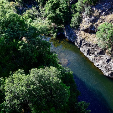 Aerial view of the Riu Abba Niedda river flowing under the cliff. (photoIvo Piras)