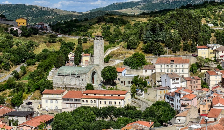 Veduta panoramica dell'edificio all'interno dell'abitato