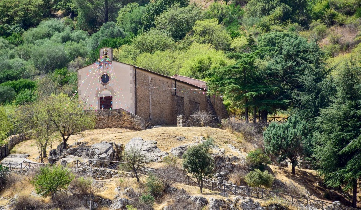 Veduta della chiesa immersa nel verde