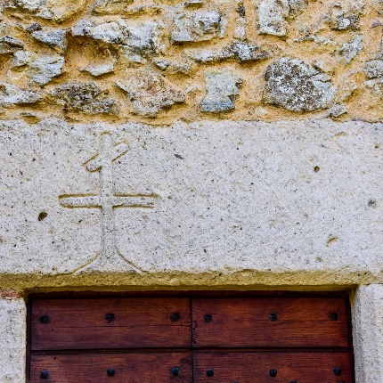 Particolare dell'architrave con croce incisa sulla porta laterale (foto Ivo Piras)