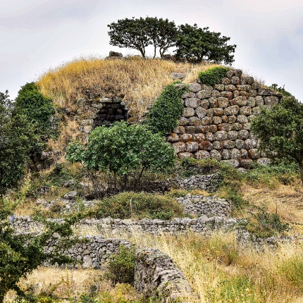 Wall cladding of the bastion and the remains of a tholos (photoIvo Piras)