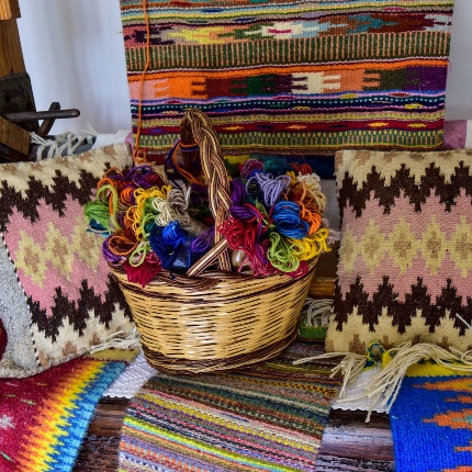 Lana e prodotti della tessitura (foto Ivo Piras)