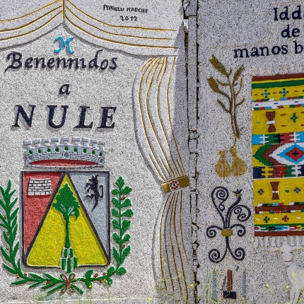 Scultura in pietra sul paese (foto Ivo Piras)