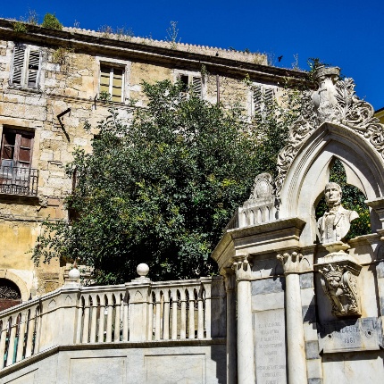 Il monumento è composto da due ali marmoree scandite da riquadri e sormontate da candide balaustrate (foto Ivo Piras)