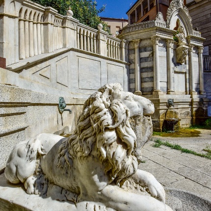 Leone marmoreo, posto all'estremità della composizione, retaggio di una formulazione cinquecentesca (foto Ivo Piras)