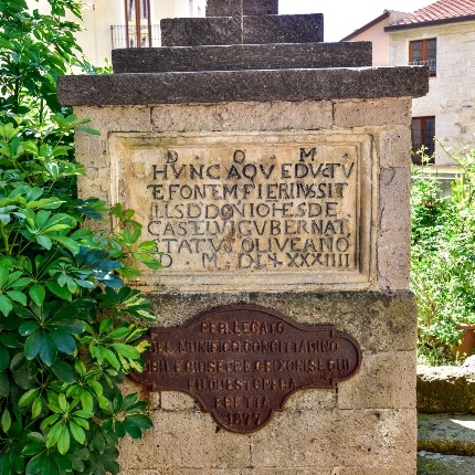 Iscrizione che ricorda l'antica fonte risalente al 1594 (foto Ivo Piras)