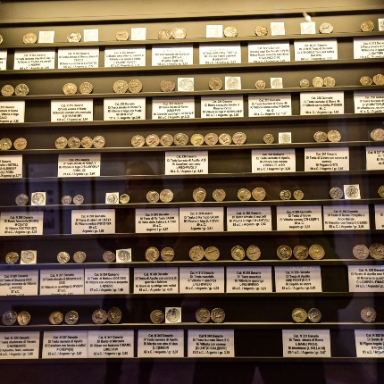 Collezione numismatica tra le più ricche dell’Isola (foto Ivo Piras)