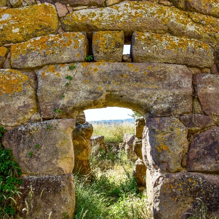 Nuraghe Sa Mandra 'e Sa Jua. Doorway with a lintel to the central tower. (photoIvo Piras)