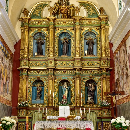 Church of Saint Francis. Wooden altarpiece, partly painted in green and partly in gold leaf. (photoIvo Piras)
