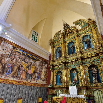 Ancona in legno, dipinta in verde e in oro zecchino (foto Ivo Piras)