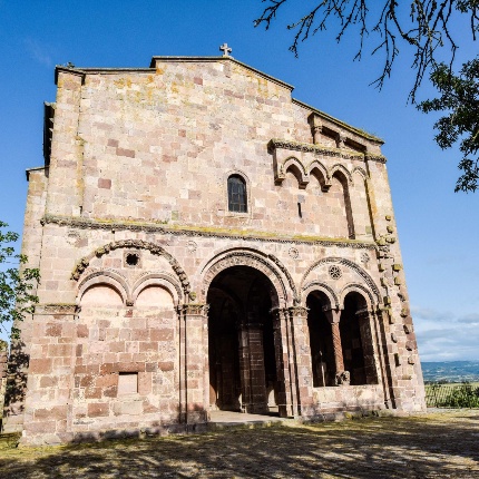 The facade is covered by the portico added at the beginning of the 13th century. The left part, which collapsed, was rebuilt in the 16th century. (photoIvo Piras)