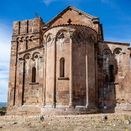 Attached to the south side, the bell tower is adorned with pilasters and hanging arches, which also punctuate the apsidal facade. (photoAngelo Marras)