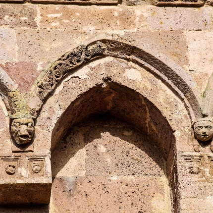 Second-order pointed arches of the facade of the portico (photoIvo Piras)