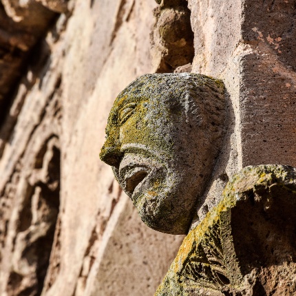 Ozieri, chiesa di Sant'Antioco di Bisarcio. Detail of an anthropomorphic figure. (photoIvo Piras)