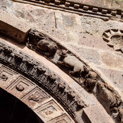 Decorations of the central arch of the portico (photoIvo Piras)