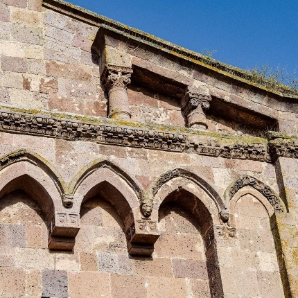 Integral portion of the portico on the right side, with a semi-pediment in false loggia and a Gothic arch in the upper order. (photoIvo Piras)