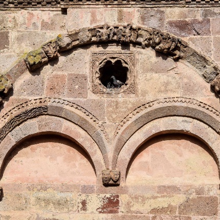 Left arch of the portico with a theory of angels and saints in radial position (photoIvo Piras)