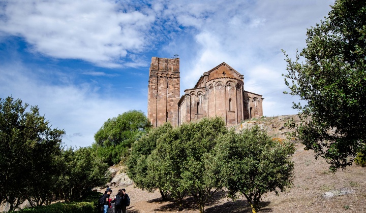 The apse is divided into panels by half-columns with vegetal capitals, small arches with large stepped diamonds.