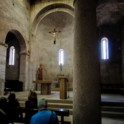In the presbytery, two pillars with a cross section rise, one of which supports a capital with anthropomorphic figure. (photoAngelo Marras)